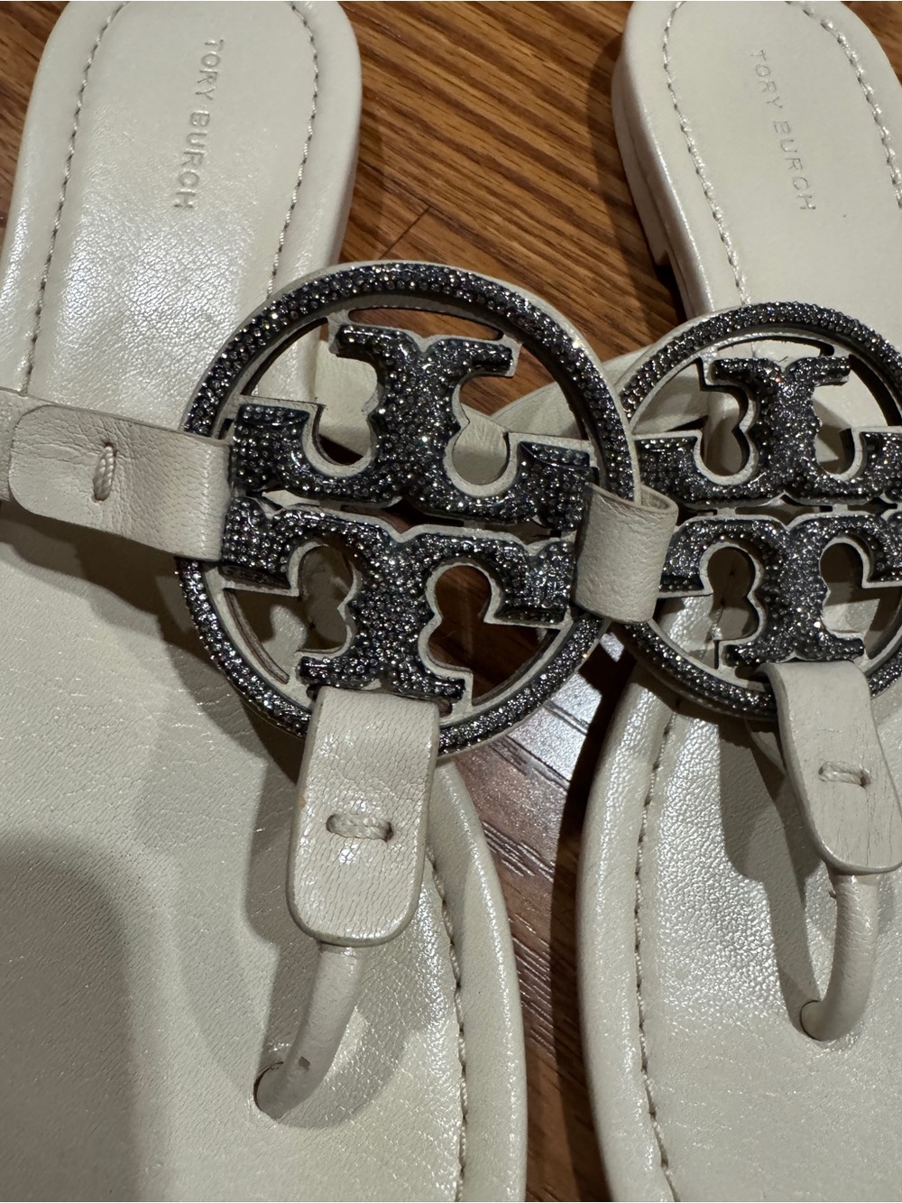 Tory Burch Cream Leather Logo Toe-Post Sandals with crystal Emblem - Picture 2 of 4